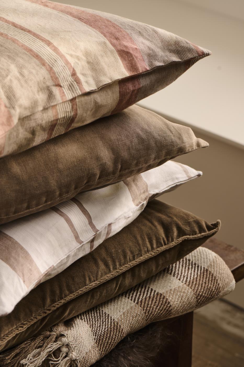 Cushion Linen Chocolate 50 X 70 cm - Image 3