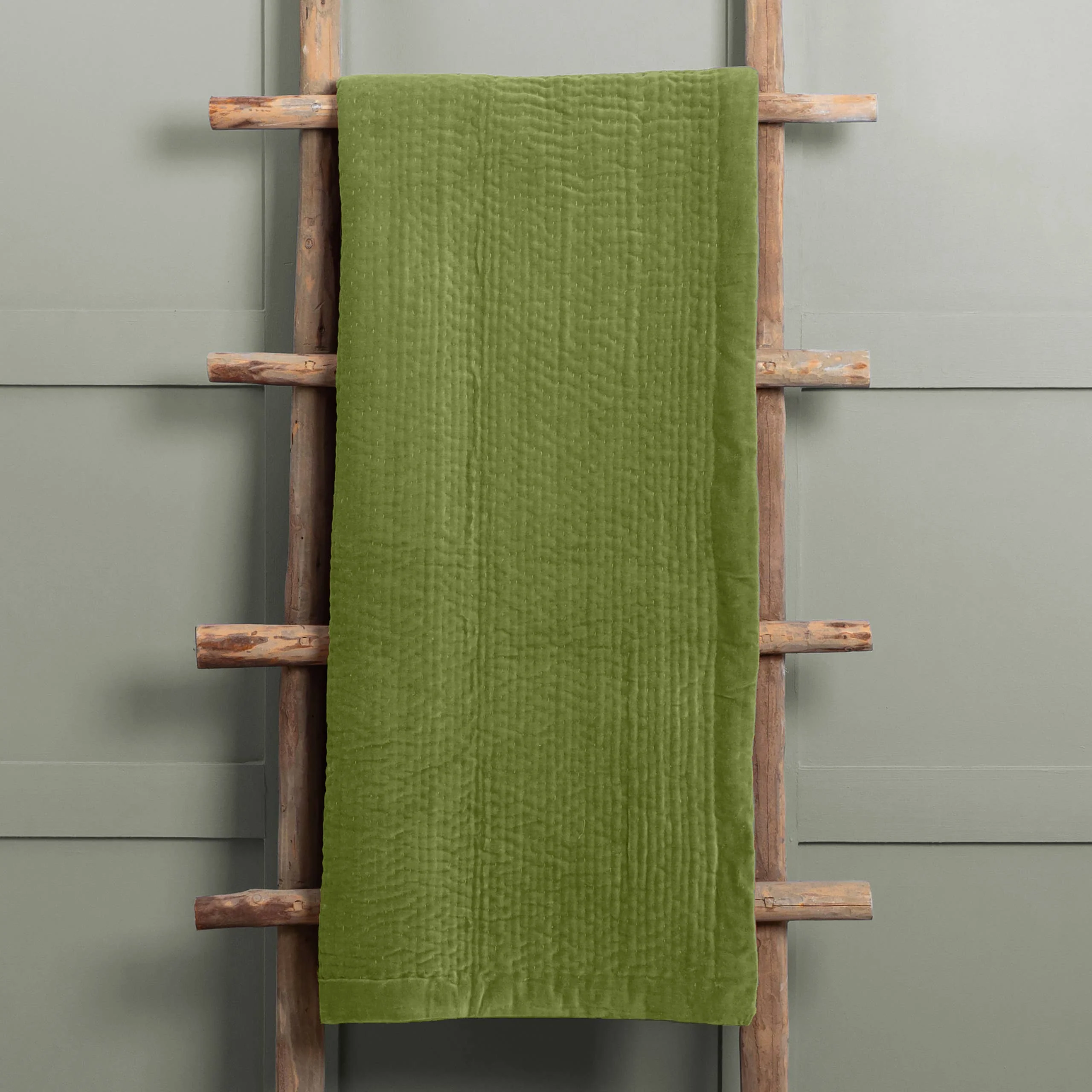 Velvet Quilted Throw Grass / 140 x 220cm - Image 3