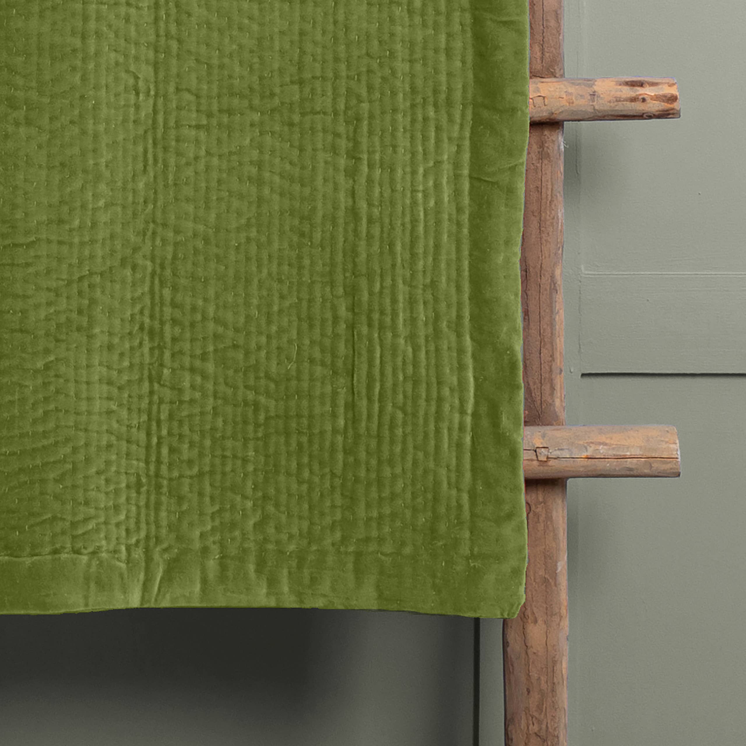 Velvet Quilted Throw Grass / 140 x 220cm - Image 4
