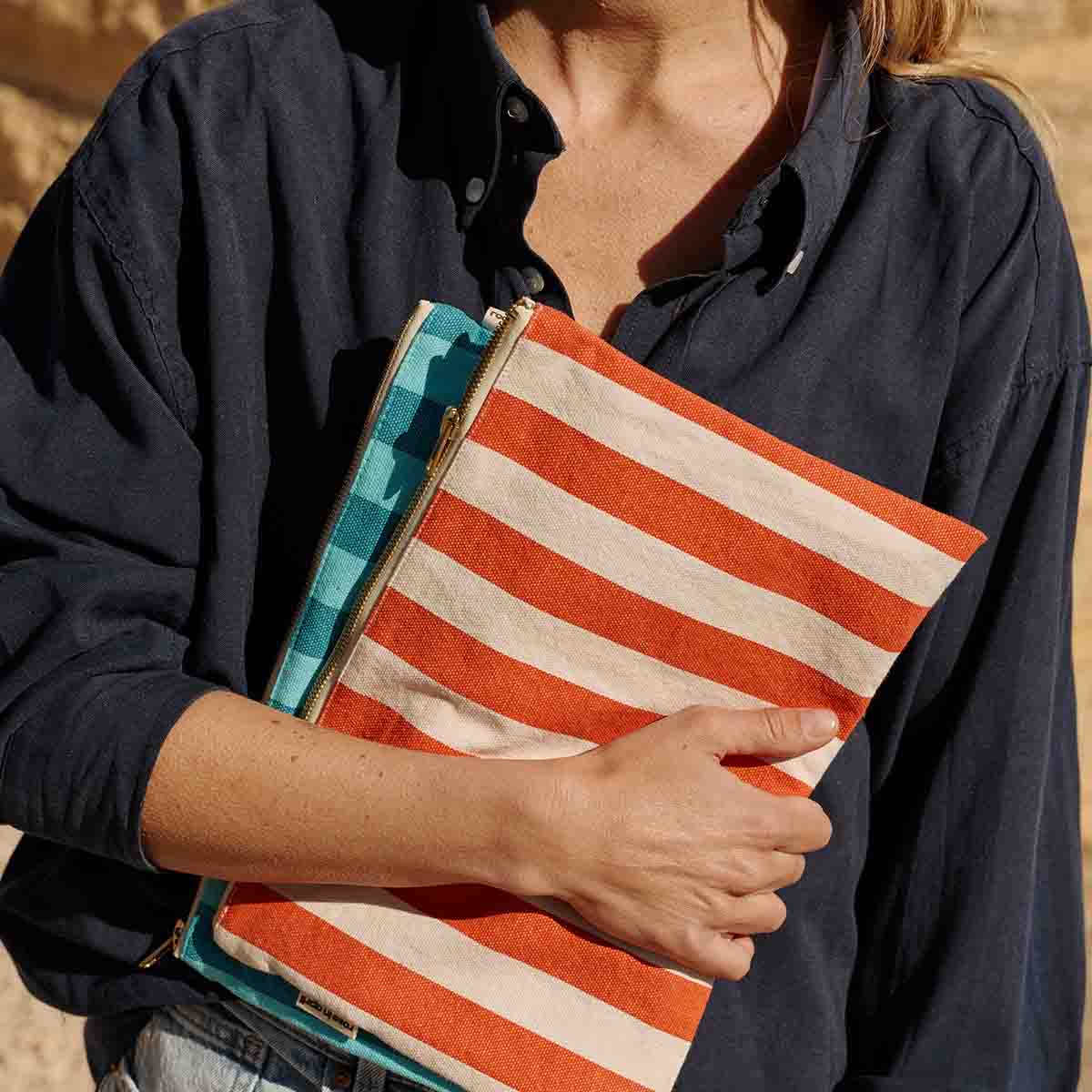 LILI FLAT POUCH STRIPES GREIGE / TOMATO - Image 5