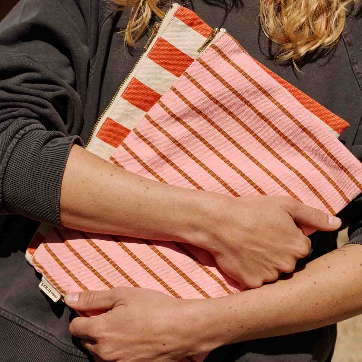 LILI FLAT POUCH STRIPES GREIGE / TOMATO - Image 6
