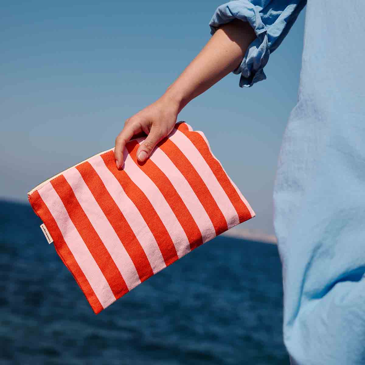 LILI FLAT POUCH STRIPES TOMATO / CANDY PINK: TOMATO / CANDY PINK - Image 4