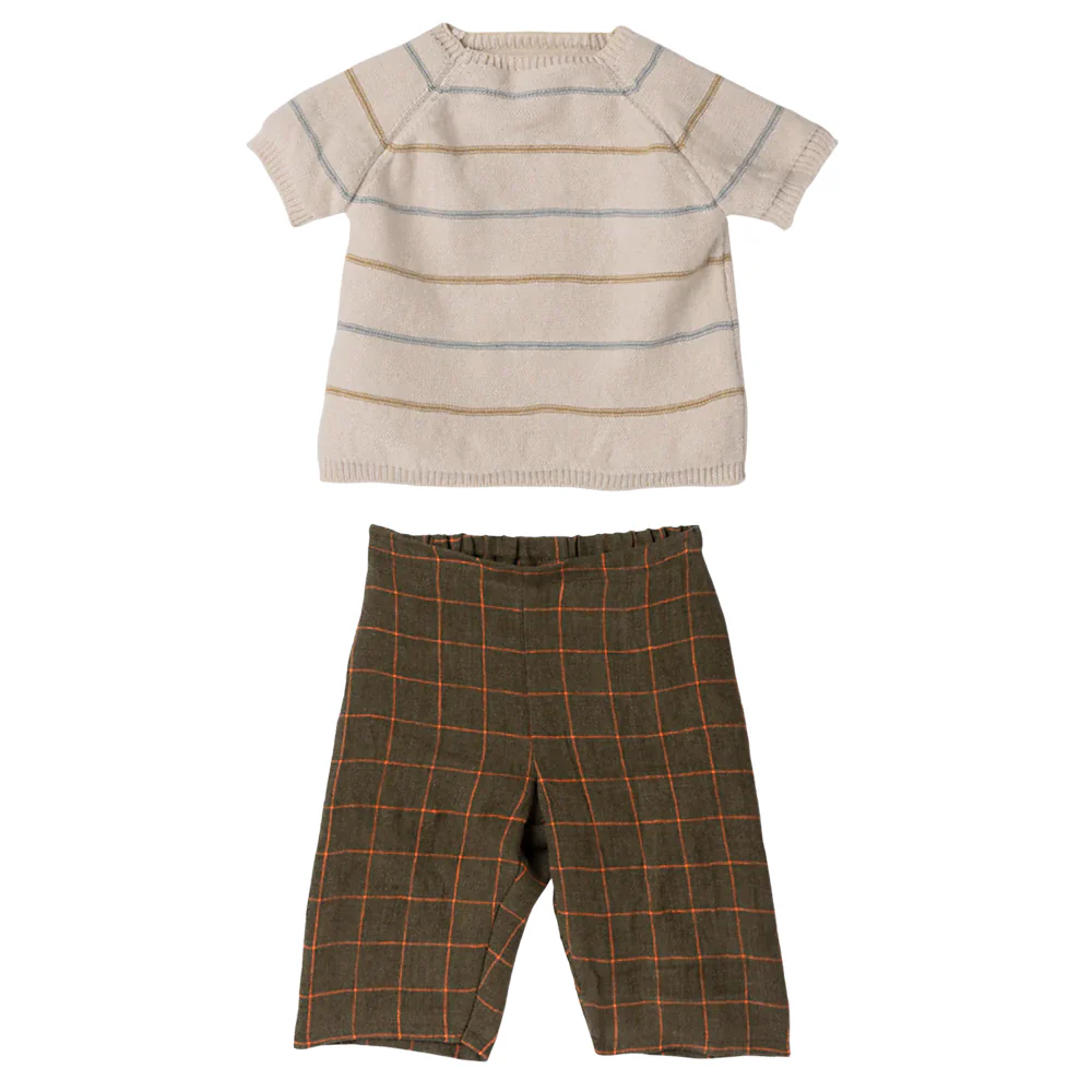 Rabbit Size 5, Pants & Knitted Sweater - Image 3