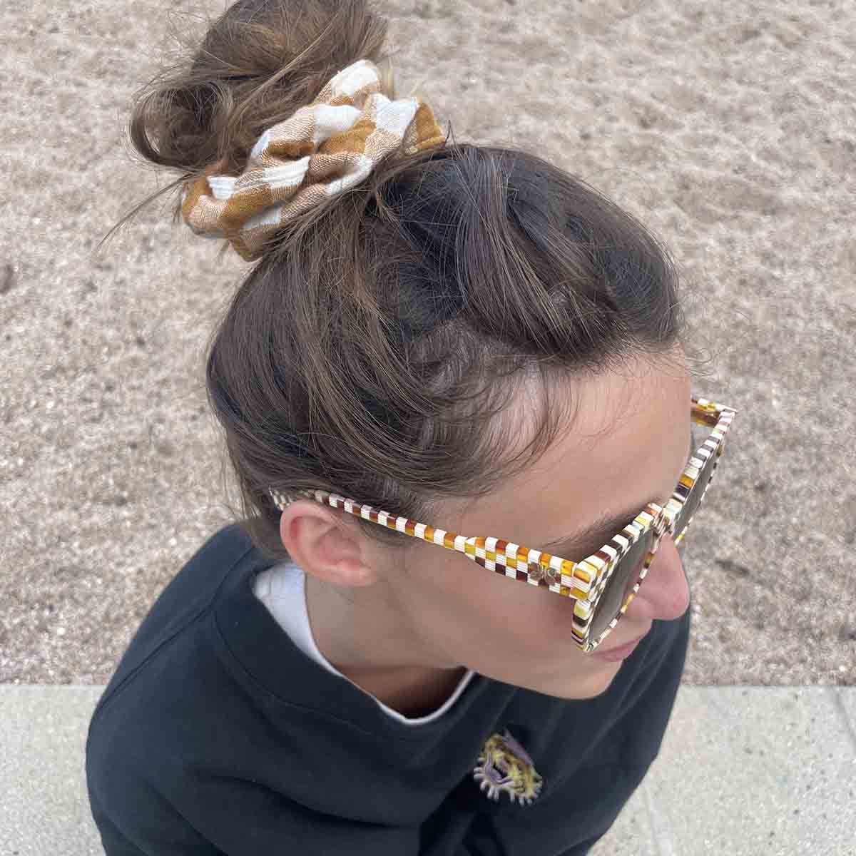 SCRUNCHIE GINGHAM CARAMEL - Image 3