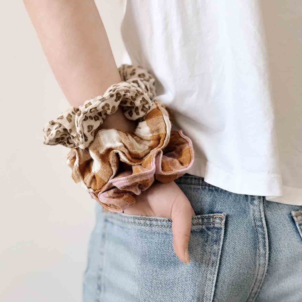 SCRUNCHIE GINGHAM CARAMEL - Image 7