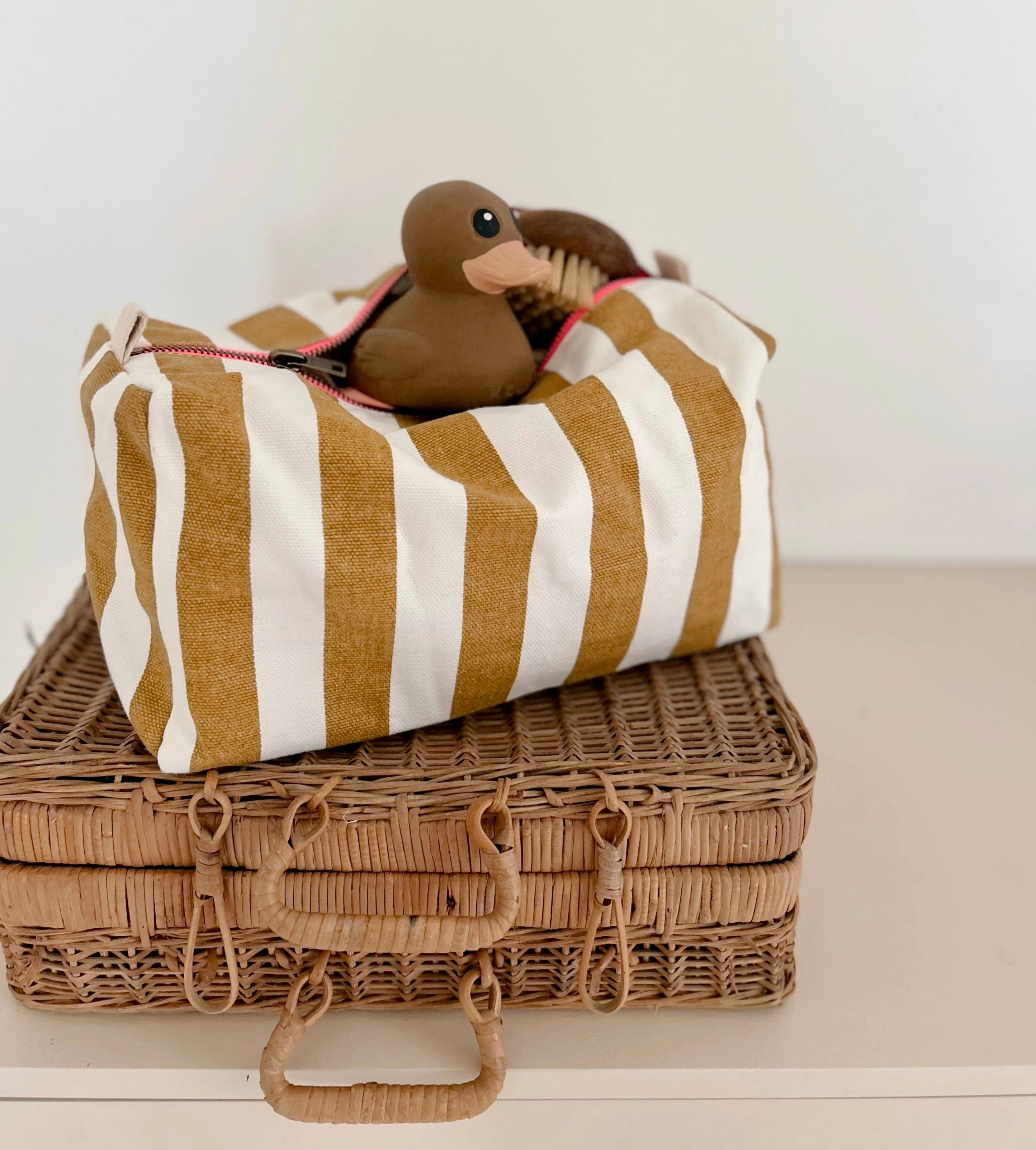 VIC TOILETRY BAG STRPES CARAMEL: CARAMEL AND ECRU / STRIPES / L13*W26*H12 - Image 2