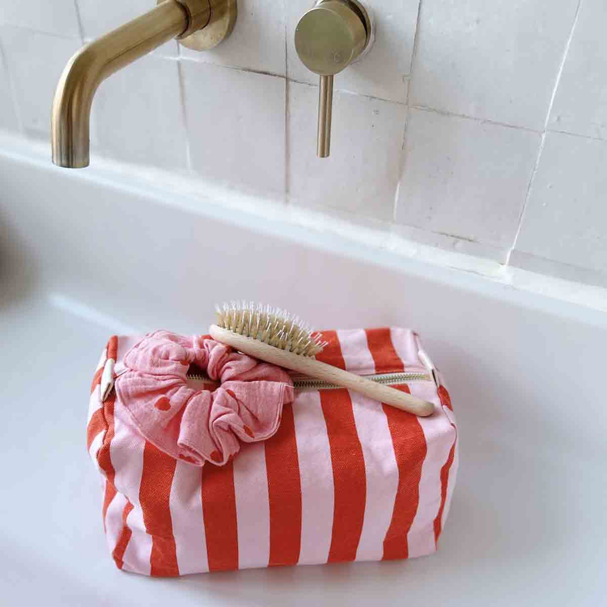 VIC TOILETRY BAG STRPES TOMATO / CANDY PINK: TOMATO / CANDY PINK / STRIPES / L13*W26*H12 - Image 2