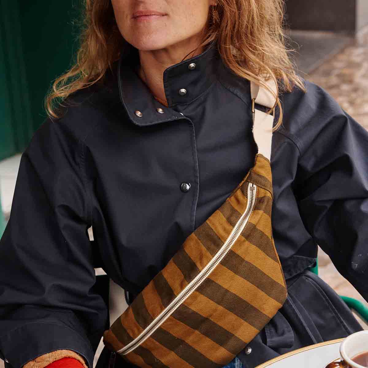 WOMEN BUM BAG STRIPES CUMIN AND BLACK: CUMIN / SCRATCH - Image 2