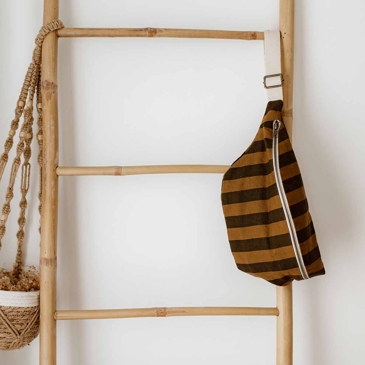 WOMEN BUM BAG STRIPES CUMIN AND BLACK: CUMIN / SCRATCH - Image 6